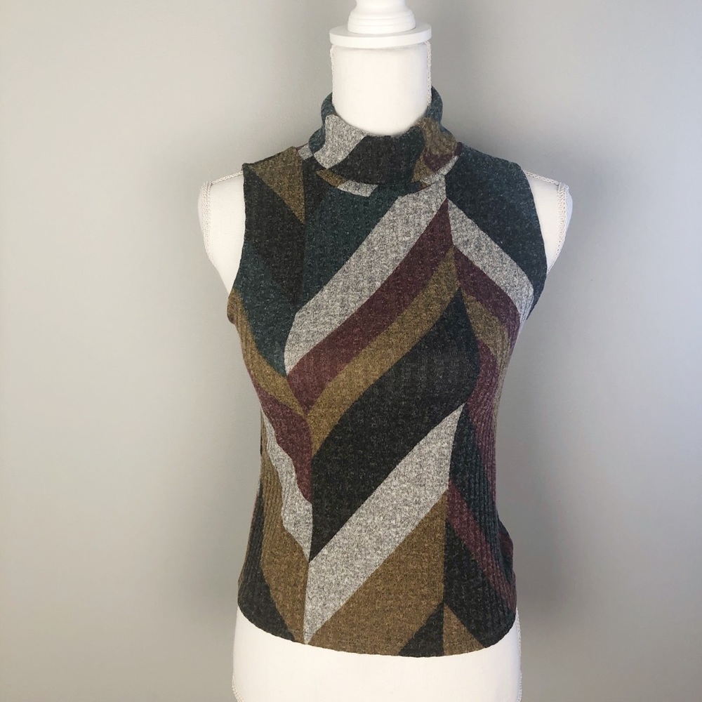 Sleeveless turtleneck